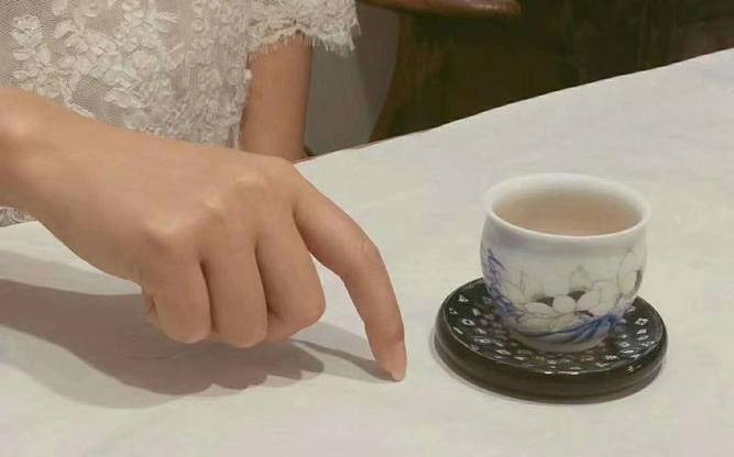 喝茶扣手的礼仪手势 喝茶扣手的礼仪手势