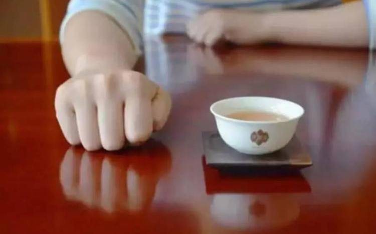 喝茶叩手礼手势图 喝茶叩手礼手势图