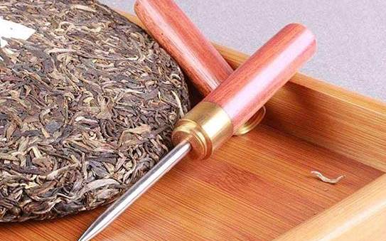 普洱茶饼如何正确撬茶