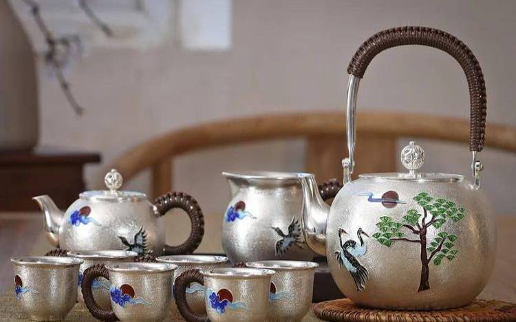 银壶多少钱一克才合理（一套纯银茶具价格表）