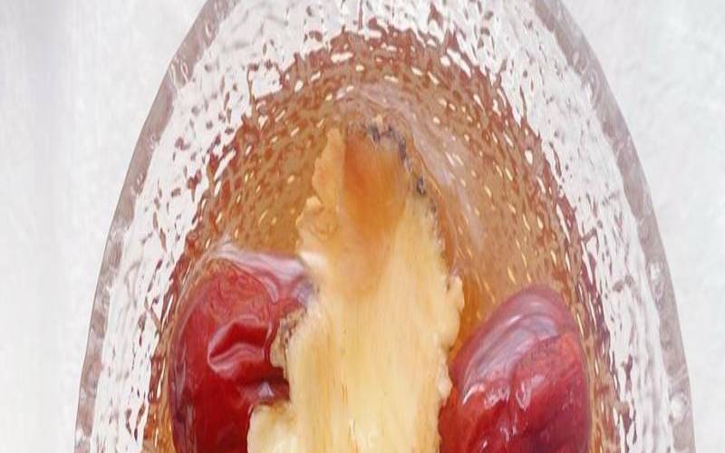 红参茶的功效与禁忌（红参与茶叶泡水喝吗）