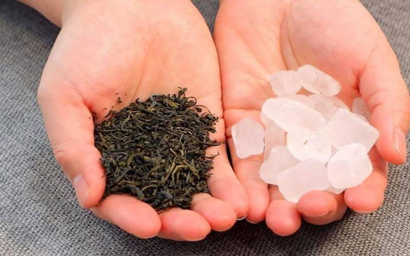 茶叶和冰糖有什么功效,茶叶加冰糖有什么作用 茶叶和冰糖有什么功效,茶叶加冰糖有什么作用