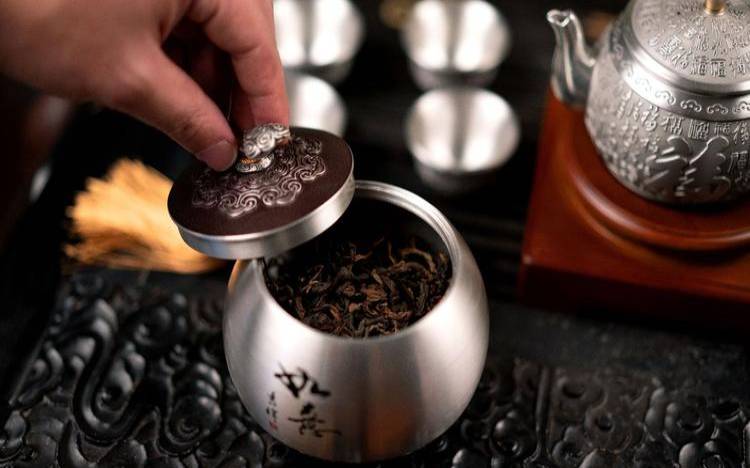 锡罐储存茶叶有啥好处（为什么锡罐放茶叶好）