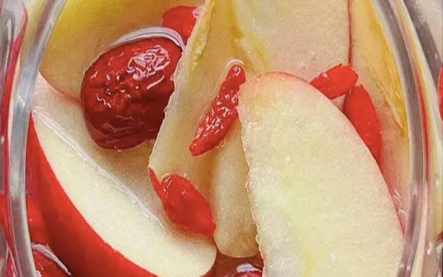 红枣冰糖茶叶水,牛奶泡红枣有什么功效 红枣冰糖茶叶水,牛奶泡红枣有什么功效
