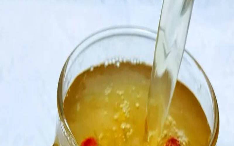 梨子加茶叶煮水,梨和茶叶能一起泡水喝吗 梨子加茶叶煮水,梨和茶叶能一起泡水喝吗