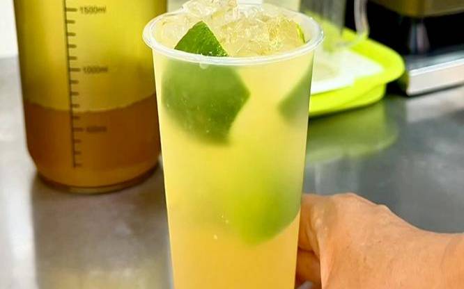 柠檬水和茶叶一起泡吗,喝柠檬片泡水能减肥吗