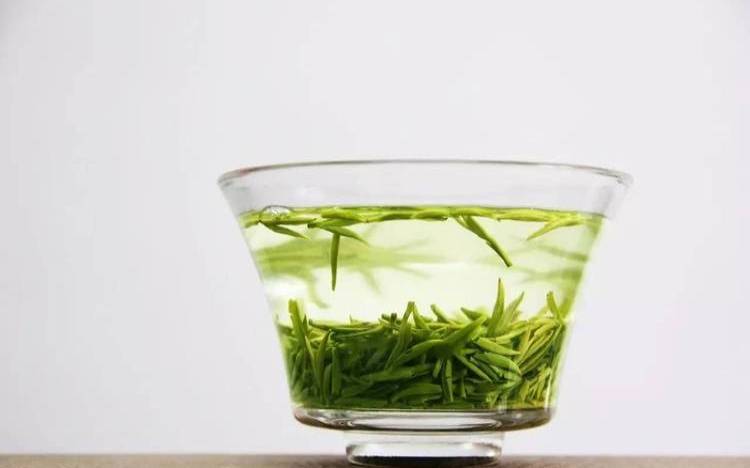 茶叶悬浮在上面,银水杯可以泡茶叶喝吗 茶叶悬浮在上面,银水杯可以泡茶叶喝吗