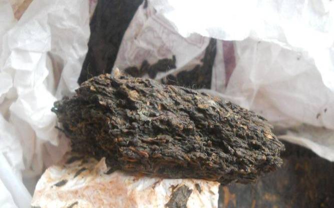普洱茶饼里面那张纸叫什么,普洱饼茶发霉了还能喝吗