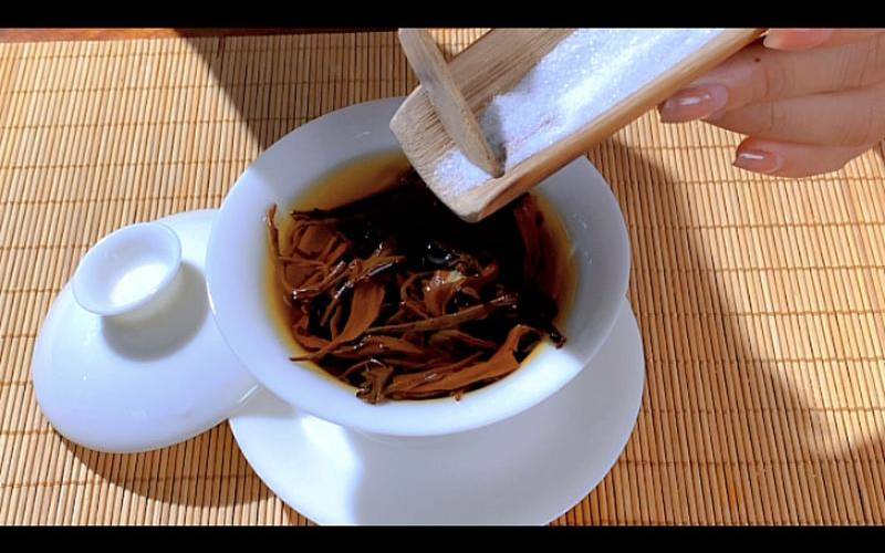 茶叶加盐泡水喝有什么作用,茶叶加盐能止痒吗 茶叶加盐泡水喝有什么作用,茶叶加盐能止痒吗