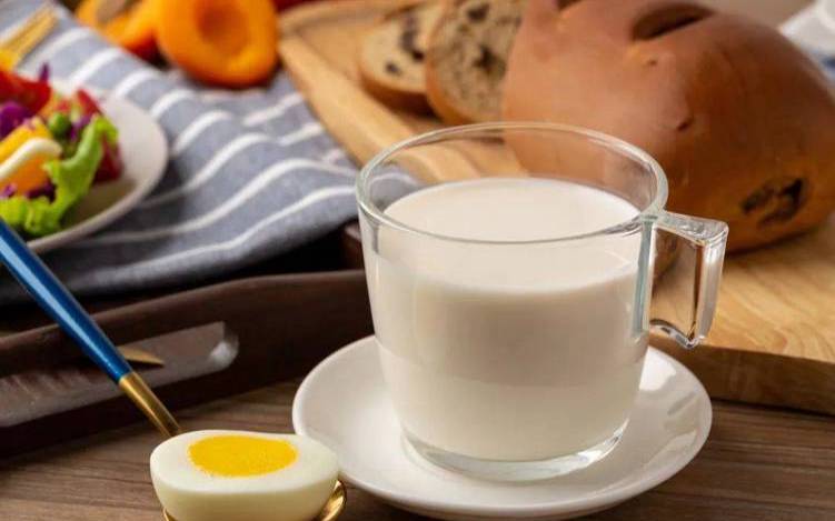 喝减肥茶可以喝牛奶吗,一个人喝茶叶二两够吗 喝减肥茶可以喝牛奶吗,一个人喝茶叶二两够吗