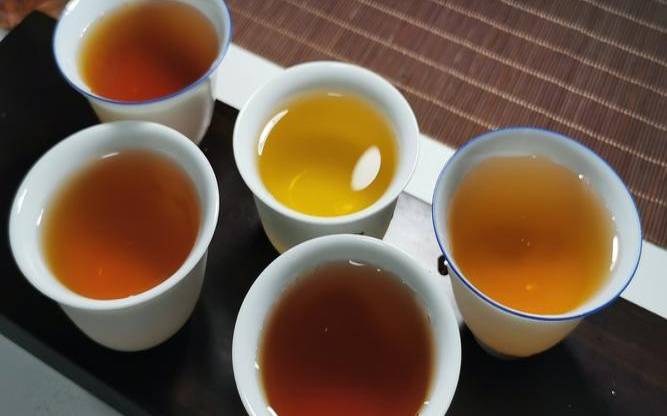 为什么茶汤放置一会会变色,绿茶泡的时间长了汤色变红