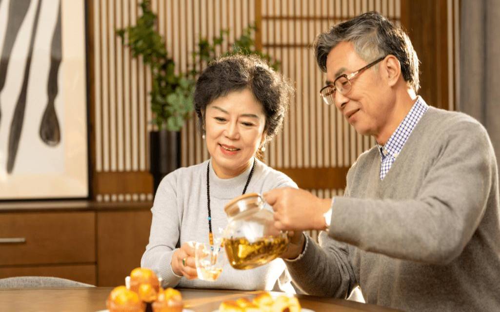 老人家适合喝茶吗,中老年人喝茶到底好不好 老人家适合喝茶吗,中老年人喝茶到底好不好