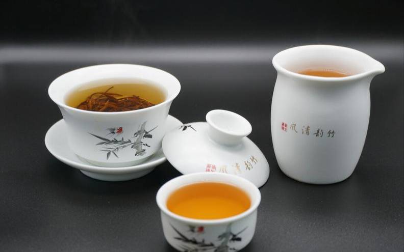 盖碗冲泡红茶茶艺演示,红茶的正确泡法和茶具 盖碗冲泡红茶茶艺演示,红茶的正确泡法和茶具