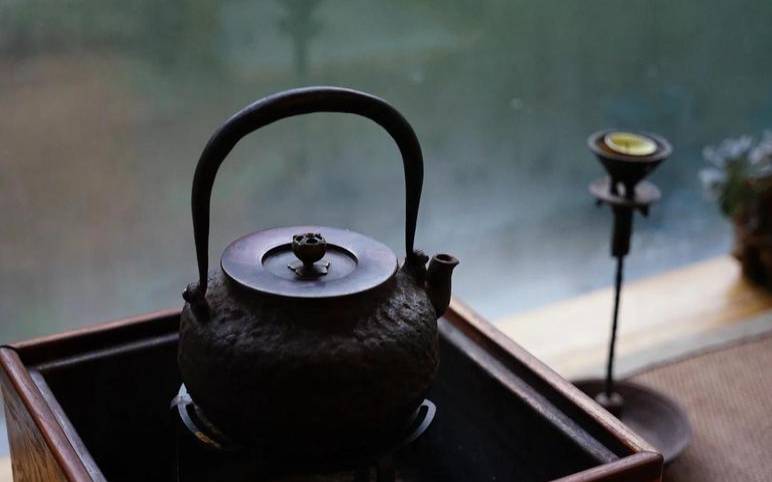 铁壶烧茶变黑,铁锅烧水变黑还能不能喝