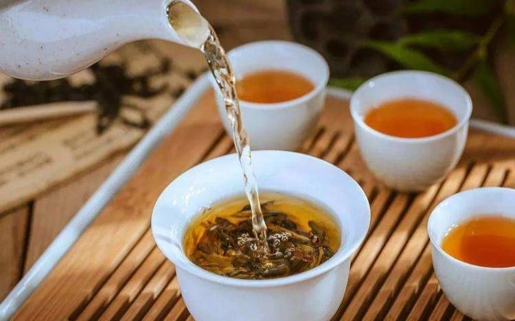 下雨了还能摘茶叶吗,下雨天喝什么茶最合适