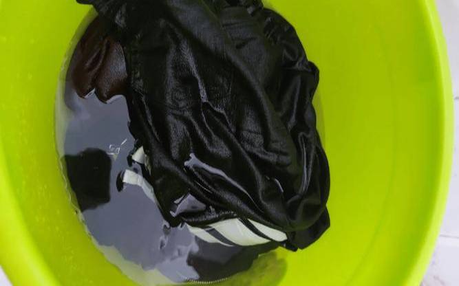 用茶叶水来泡衣服会怎样,茶叶水泡黑色衣服