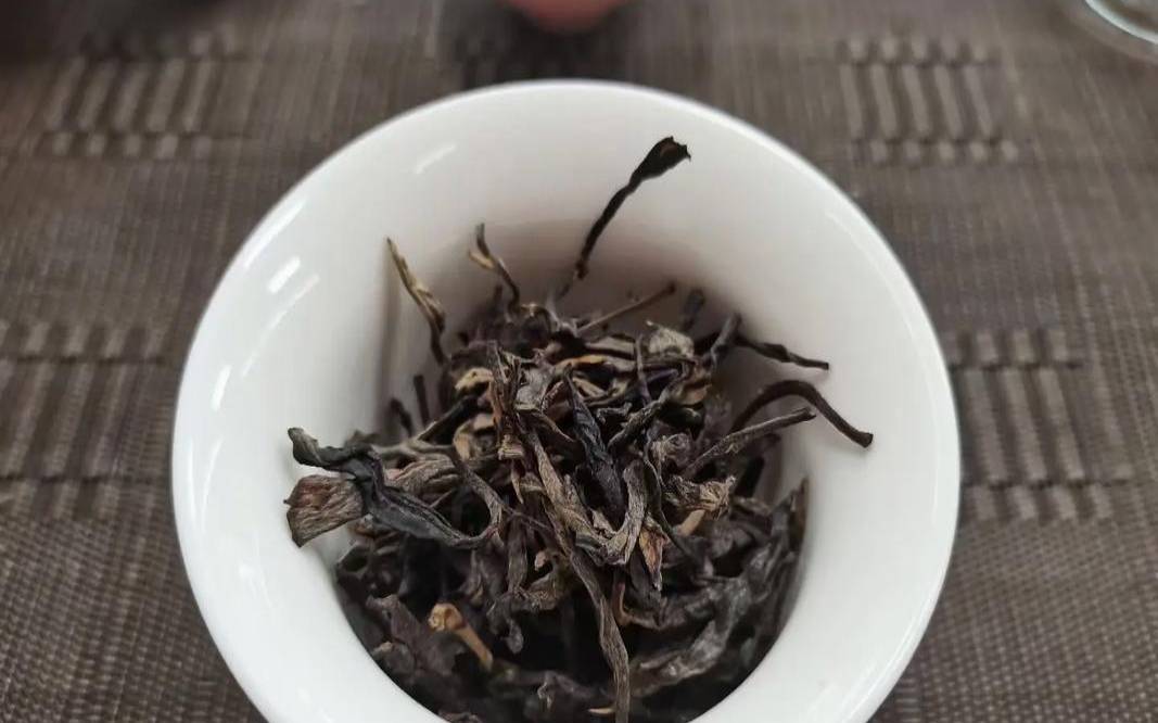 普洱茶有树枝正常吗,普洱茶味道很淡咋回事 普洱茶有树枝正常吗,普洱茶味道很淡咋回事