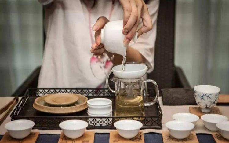 倒茶时茶壶嘴朝自己,什么是反手倒茶图解 倒茶时茶壶嘴朝自己,什么是反手倒茶图解