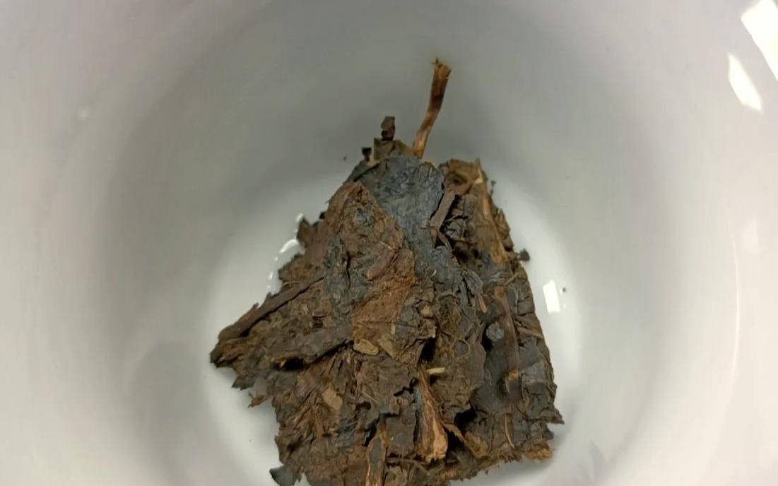 青茶的颜色和味道是什么,茶青色到底是什么颜色 青茶的颜色和味道是什么,茶青色到底是什么颜色