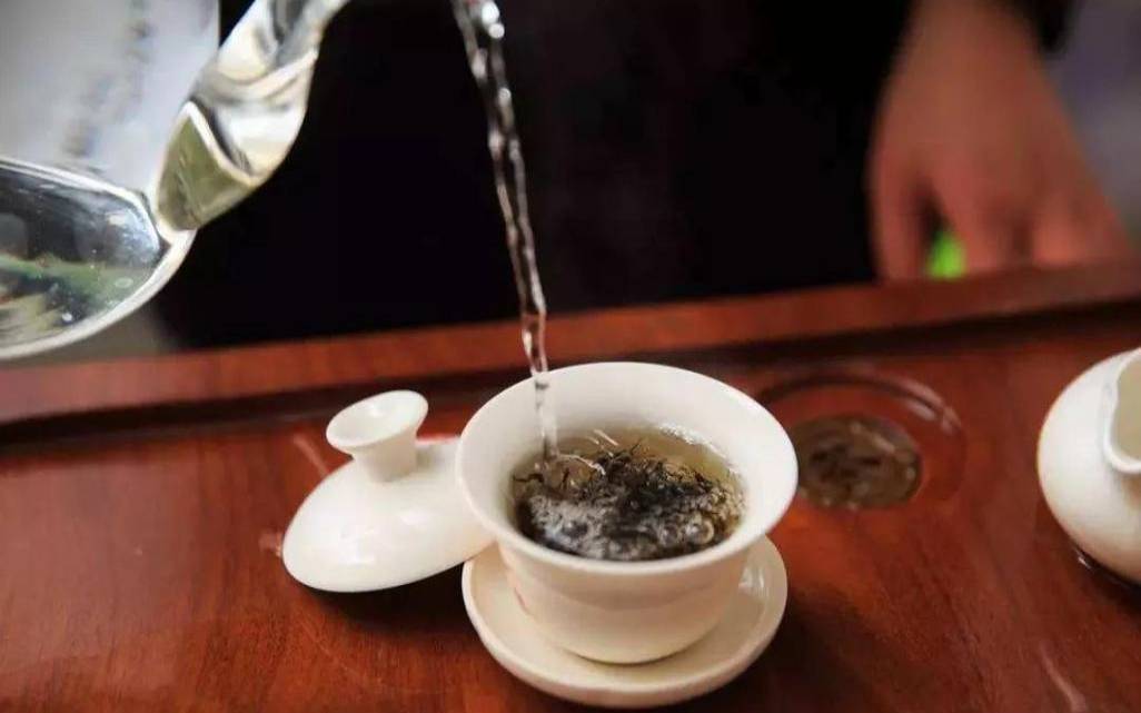 泡茶有泡沫是怎么回事,茶叶泡沫多好还是少好 泡茶有泡沫是怎么回事,茶叶泡沫多好还是少好