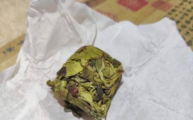 乌龙茶泡完上面有油脂状,泡茶水面上有一层油膜 乌龙茶泡完上面有油脂状,泡茶水面上有一层油膜