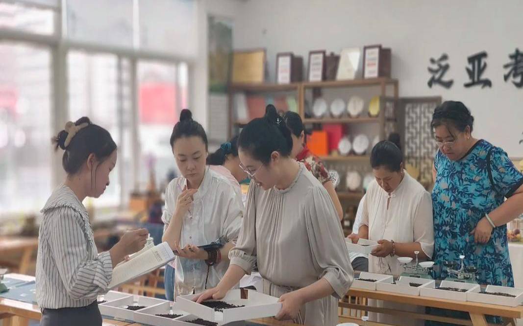炒茶师、发酵师和拼配师,茶艺师可以干一辈子吗 炒茶师、发酵师和拼配师,茶艺师可以干一辈子吗