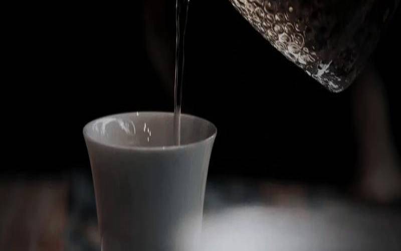 茶叶在杯子里竖起来寓意,泡在杯子里竖起来的茶叶 茶叶在杯子里竖起来寓意,泡在杯子里竖起来的茶叶