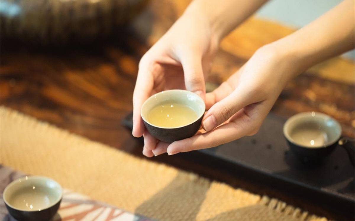 端茶送客怎么个端法,端茶送水是成语吗